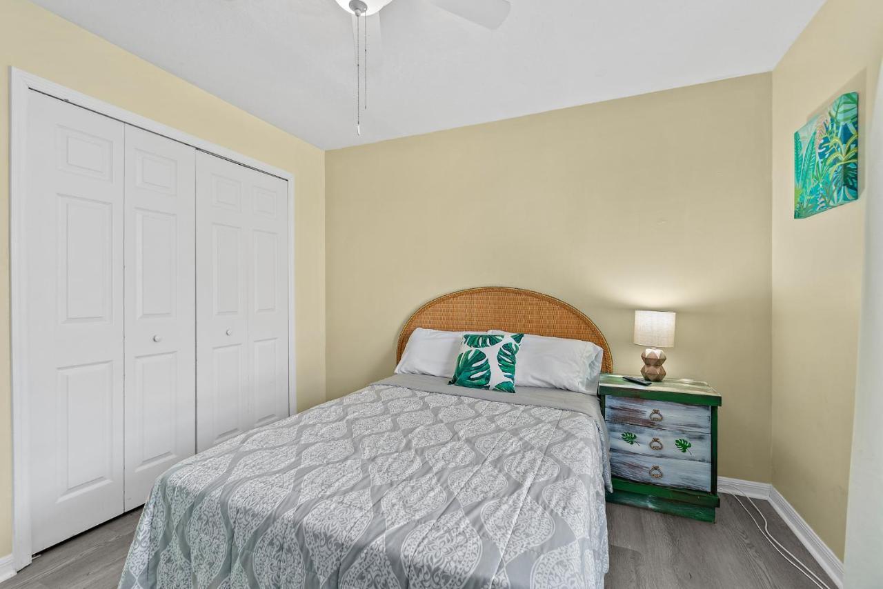 Surfside Paradise Retreat - 3Br And 2Ba Duplex, Grill, Dog Friendly - Close To The Beach! ملبورن بيتش المظهر الخارجي الصورة