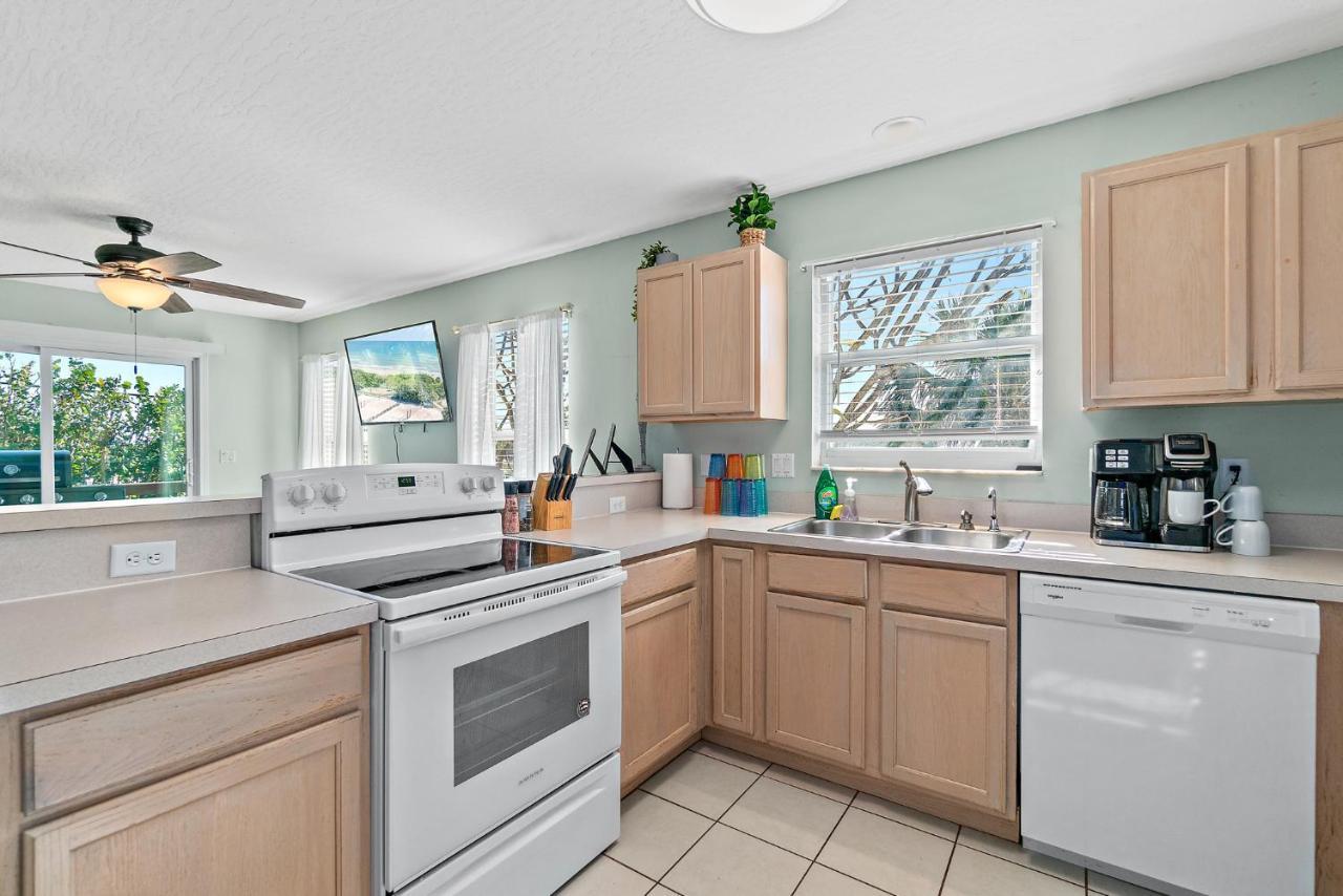 Surfside Paradise Retreat - 3Br And 2Ba Duplex, Grill, Dog Friendly - Close To The Beach! ملبورن بيتش المظهر الخارجي الصورة